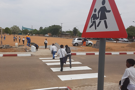 Escolas mais seguras no Botswana: O projeto Amend no Botswana torna as viagens mais seguras para as crianças.
